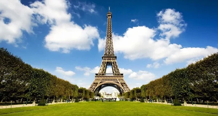 У Парижі біля Ейфелевої вежі п’яний молодик зґвалтував українку