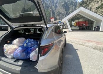 У Грузії громада зібрала допомогу для українців, що застрягли на кордоні