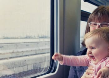 Поїздки українських дітей у ЄС з бабусями чи дідусями: які документи необхідно мати