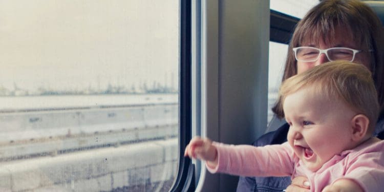 Поїздки українських дітей у ЄС з бабусями чи дідусями: які документи необхідно мати