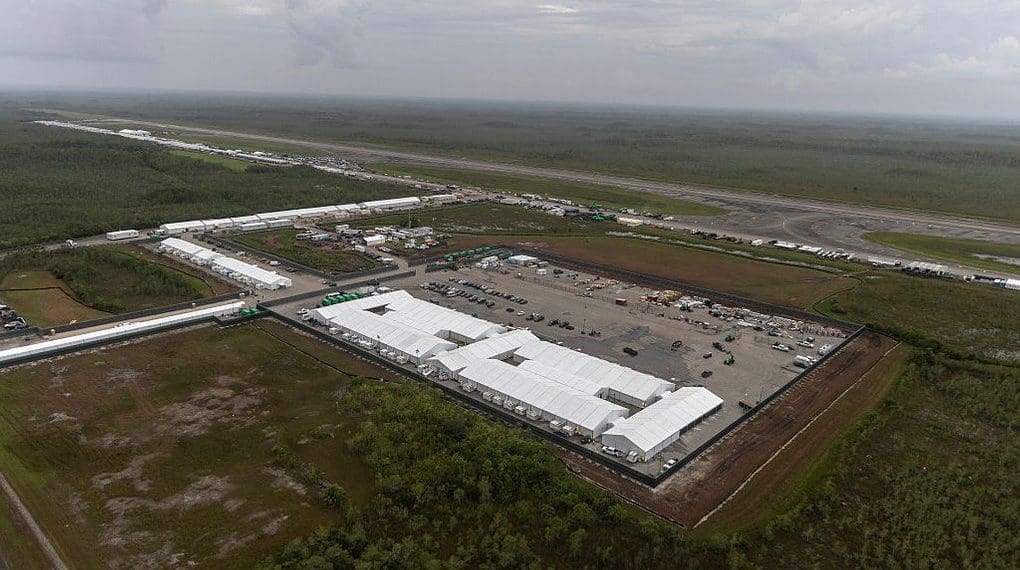 Суд у США наказав закрити міграційний центр “Алігатор Алькатрас”