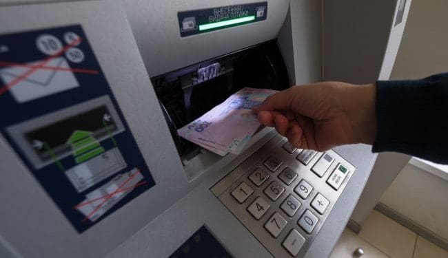 Скільки грошей українці знімають в банкоматах: НБУ назвав суми в Україні та за кордоном