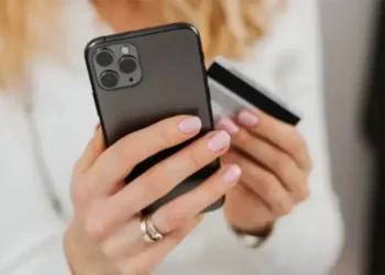 Грошові перекази в Україну: найкращі сервіси для біженців