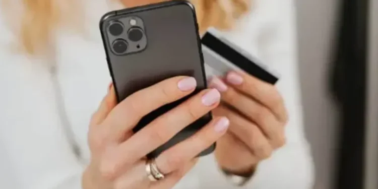 Грошові перекази в Україну: найкращі сервіси для біженців