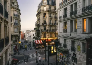 Проявіть максимальну обережність: українка попередила про 5 заборонених тем у Франції