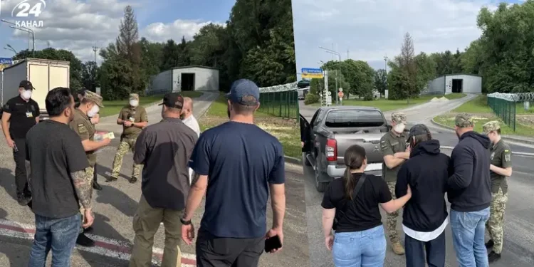 Вже досягли кордону: в Україну повернулися перші депортовані біженці зі США