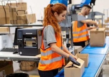 Сім з десяти українців, які мають вищу освіту, працюють за кордоном на низькокваліфікованих посадах