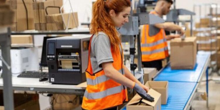 Сім з десяти українців, які мають вищу освіту, працюють за кордоном на низькокваліфікованих посадах