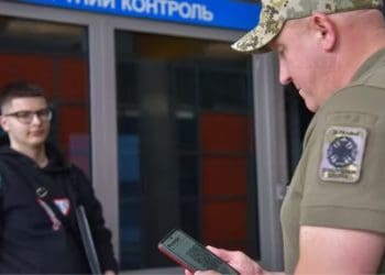 Кабмін ввів нові правила виїзду чоловіків та жінок з України у 2025 році