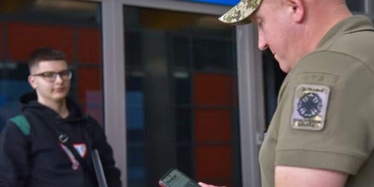 Кабмін ввів нові правила виїзду чоловіків та жінок з України у 2025 році