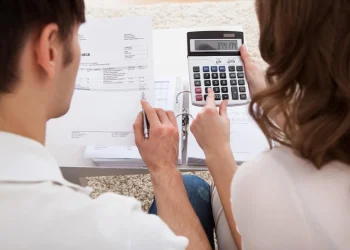 Чи випустять за кордон із боргами: роз’яснення адвоката для українців