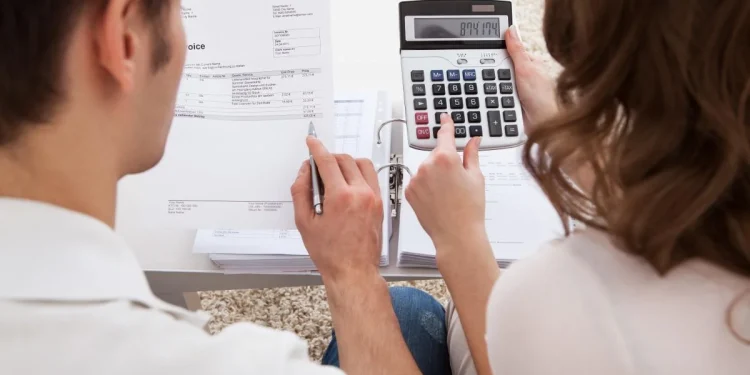 Чи випустять за кордон із боргами: роз’яснення адвоката для українців