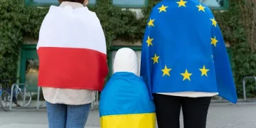 Українцям, які повернуться з Польщі, допомагатимуть із житлом та медициною: що відомо