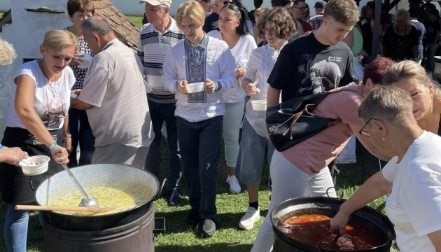 В Угорщині провели День українського борщу та традицій