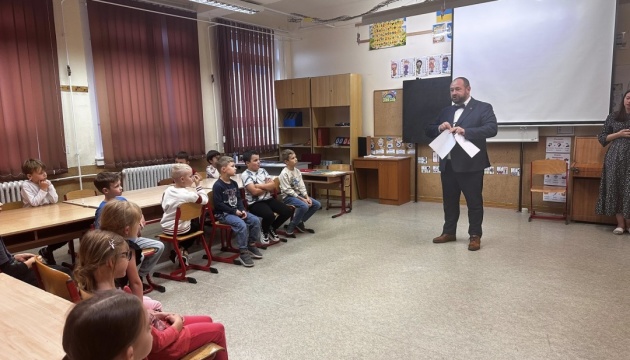 Посол в Угорщині провів урок для учнів школи ім. Тараса Шевченка у Будапешті
