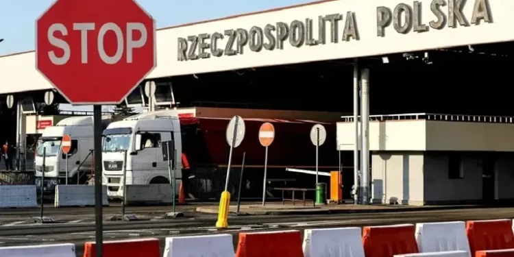 Польща тестує нову біометричну систему контролю на кордоні з Україною: чи є черги