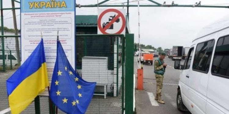 Цифрова реєстрація замість штампів: як зміниться нова система перетину кордонів ЄС для українців з жовтня