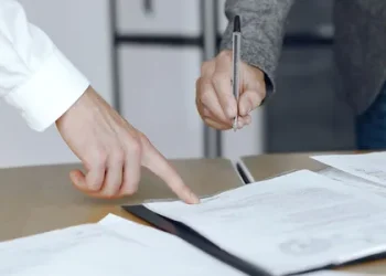 Заповіт з-за кордону: як передати у спадок українське майно, не приїжджаючи додому