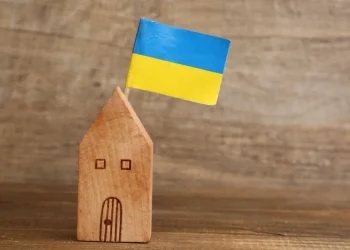 Між прапорами: родина з Маріуполя почала нове життя у США попри невизначеність