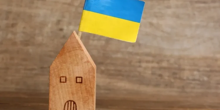 Між прапорами: родина з Маріуполя почала нове життя у США попри невизначеність