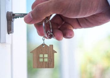 Як українським біженцям знайти житло за кордоном