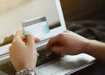 Пенсіонерка через війну виїхала в Польщу і перестала виплачувати кредит: у суді змусили заплатити десятки тисяч гривень відсотків