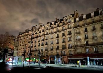 У частині Парижа раптово зникло електропостачання, зупинялась гілка метро