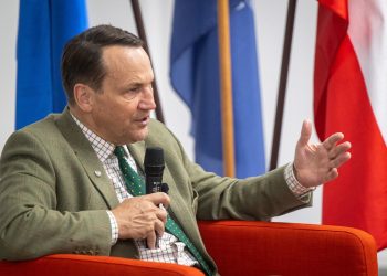 Очільник МЗС Польщі: Доки українці у нас, ми звільнені від переміщення мігрантів