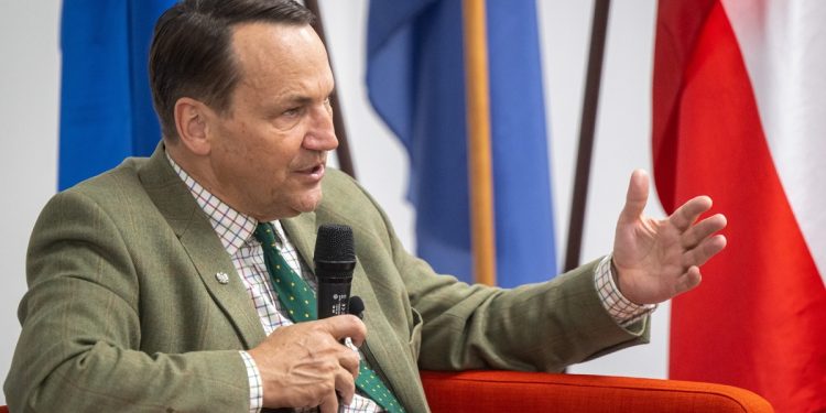 Очільник МЗС Польщі: Доки українці у нас, ми звільнені від переміщення мігрантів