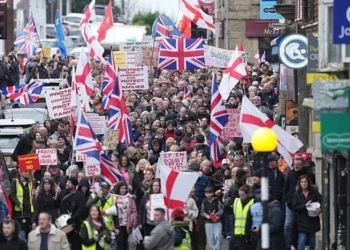 Місто у Британії вийшло на масовий протест проти прохачів притулку