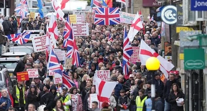 Місто у Британії вийшло на масовий протест проти прохачів притулку