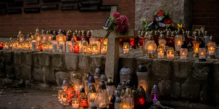 Що роблять у Польщі на День усіх святих: незвичні традиції