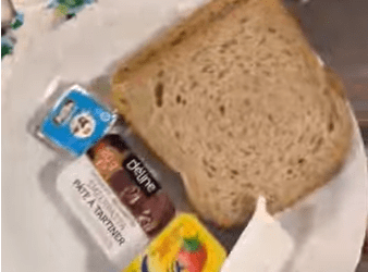 Біженка показала меню в таборі для переселенців у Бельгії