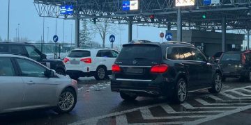 Польські ЗМІ повідомляють про величезні черги на прикордонних переходах з Україною