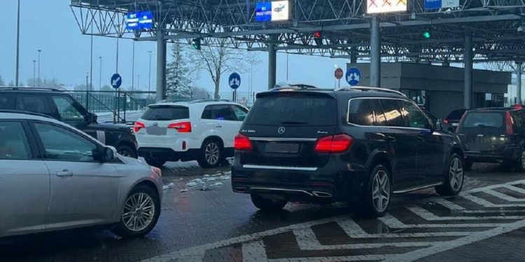 Польські ЗМІ повідомляють про величезні черги на прикордонних переходах з Україною