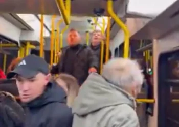 У Польщі двоє чоловіків напали та побили українця у трамваї, почувши українську мову