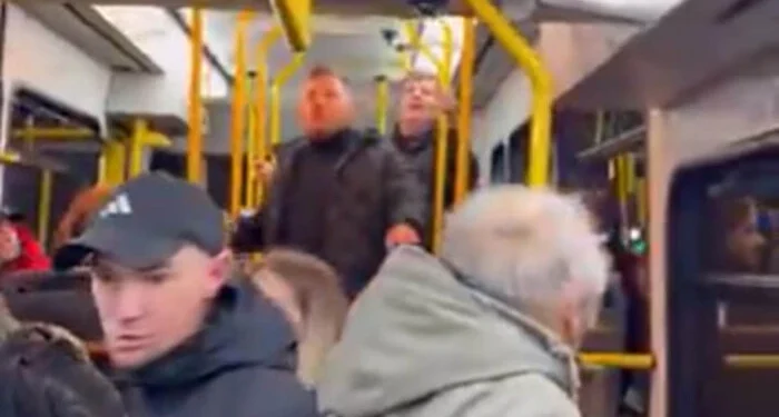 У Польщі двоє чоловіків напали та побили українця у трамваї, почувши українську мову
