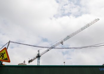 У Чернівцях завершили ремонт даху і фасаду будинку, пошкодженого російською ракетою