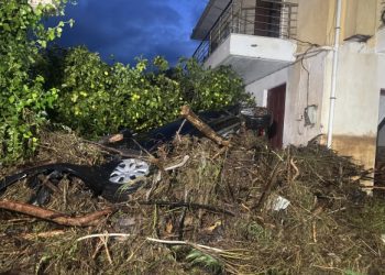 Потужний шторм накрив Грецію: закриті школи, порушено роботу транспорту