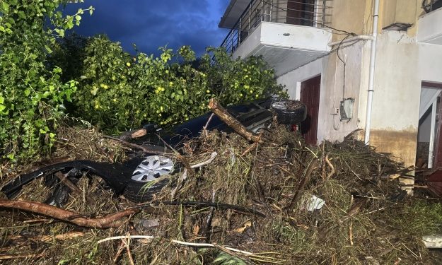 Потужний шторм накрив Грецію: закриті школи, порушено роботу транспорту