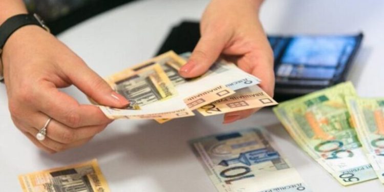 Українці за кордоном скоротили перекази грошей додому: про що свідчать дані Нацбанку