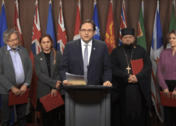 Конгрес українців Канади та сенатор Стен Кутчер закликали надати українським біженцям шлях до постійного проживання в країні