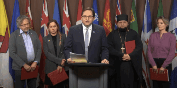 Конгрес українців Канади та сенатор Стен Кутчер закликали надати українським біженцям шлях до постійного проживання в країні