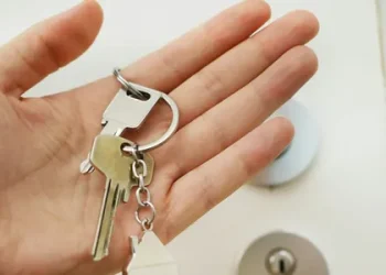 Українець виграв суд проти 29-річного сина, який втік за кордон: біженця виписали з батьківського житла