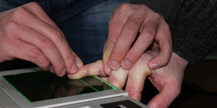 Зняття відбитків пальців для дітей від 12 років: що потрібно знати українським біженцям при перетині кордону